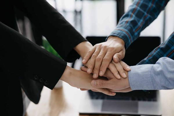 Comment les logiciels de gestion de projet peuvent-ils faciliter la coordination des bénévoles dans les ONG ?